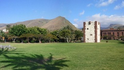 Parque de la Torre del Conde con sus jardines, la Torre, el Cabildo de La Gomera y vista de las montañas